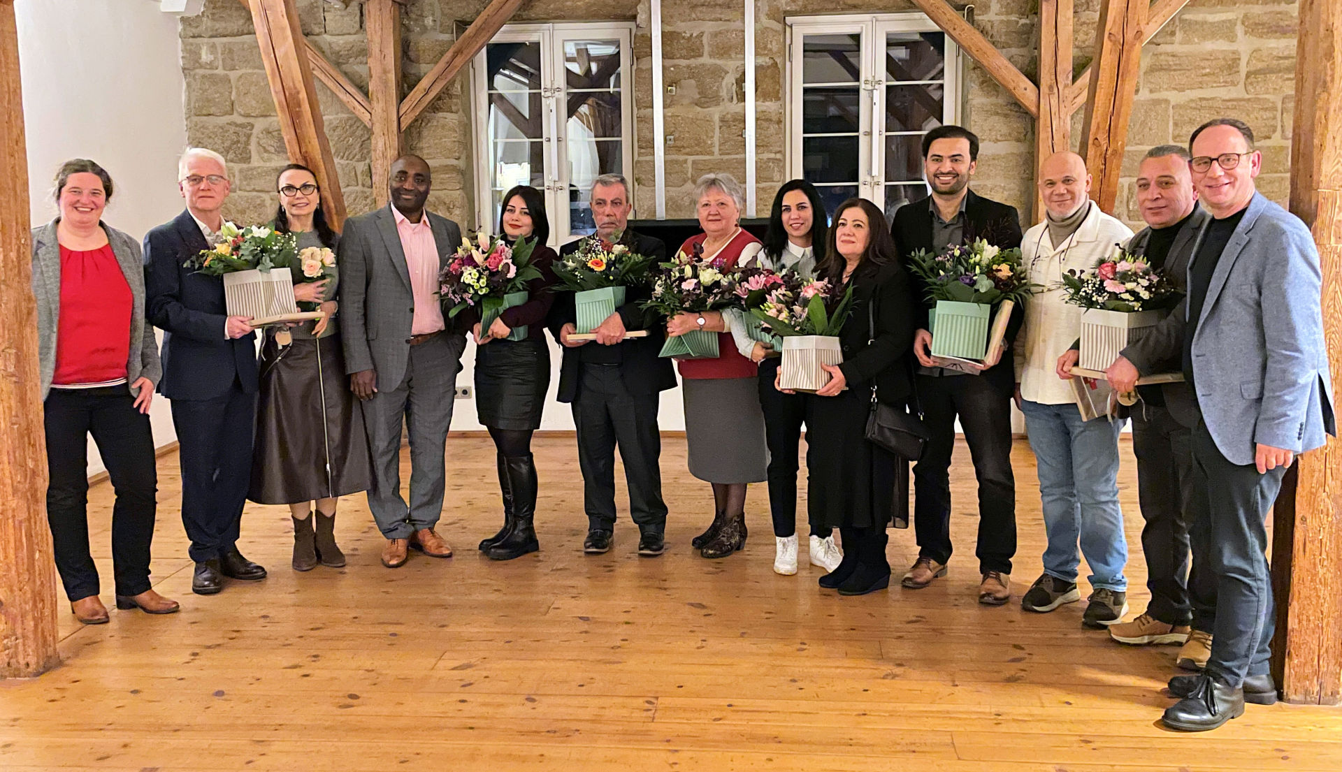 Elf Portraitierte Mindener*innen mit Bürgermeister Peter Kock (rechts) und der Ersten Beigeordneten Daniela Giannone (links)