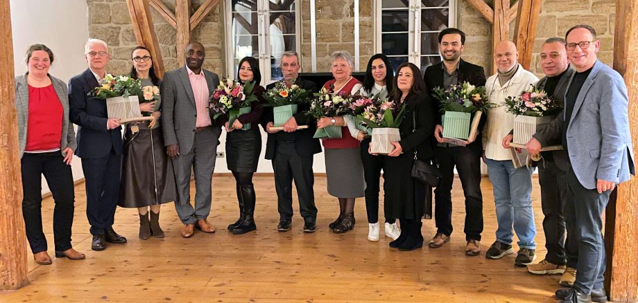 Elf Portraitierte Mindener*innen mit Bürgermeister Peter Kock (rechts) und der Ersten Beigeordneten Daniela Giannone (links) Elf Portraitierte Mindener*innen mit Bürgermeister Peter Kock (rechts) und der Ersten Beigeordneten Daniela Giannone (links)