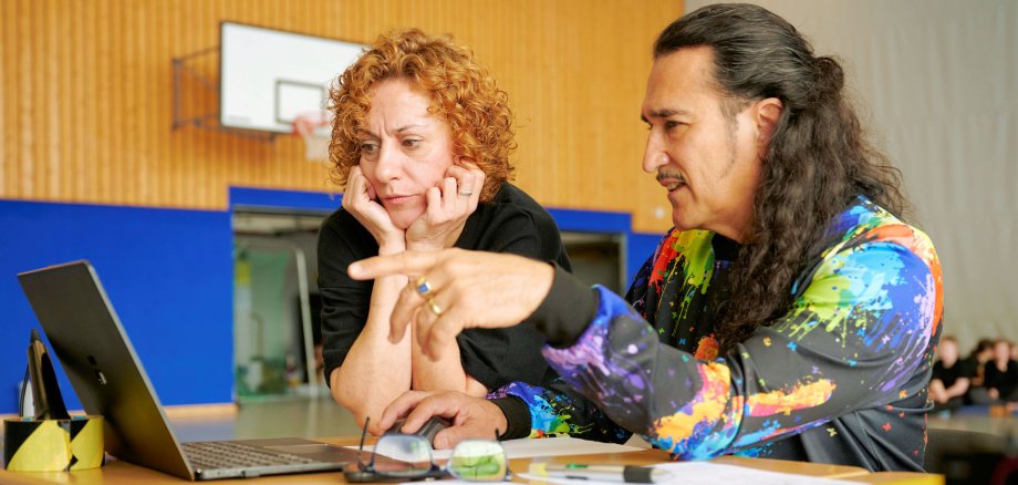 Bei den Proben für das Projekt 2025 - Miguel-Angel Zermeno mit Regieassistentin Laura Alvarez