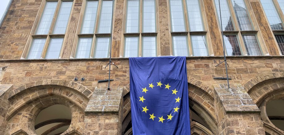 Historisches Rathaus mit Europafahne