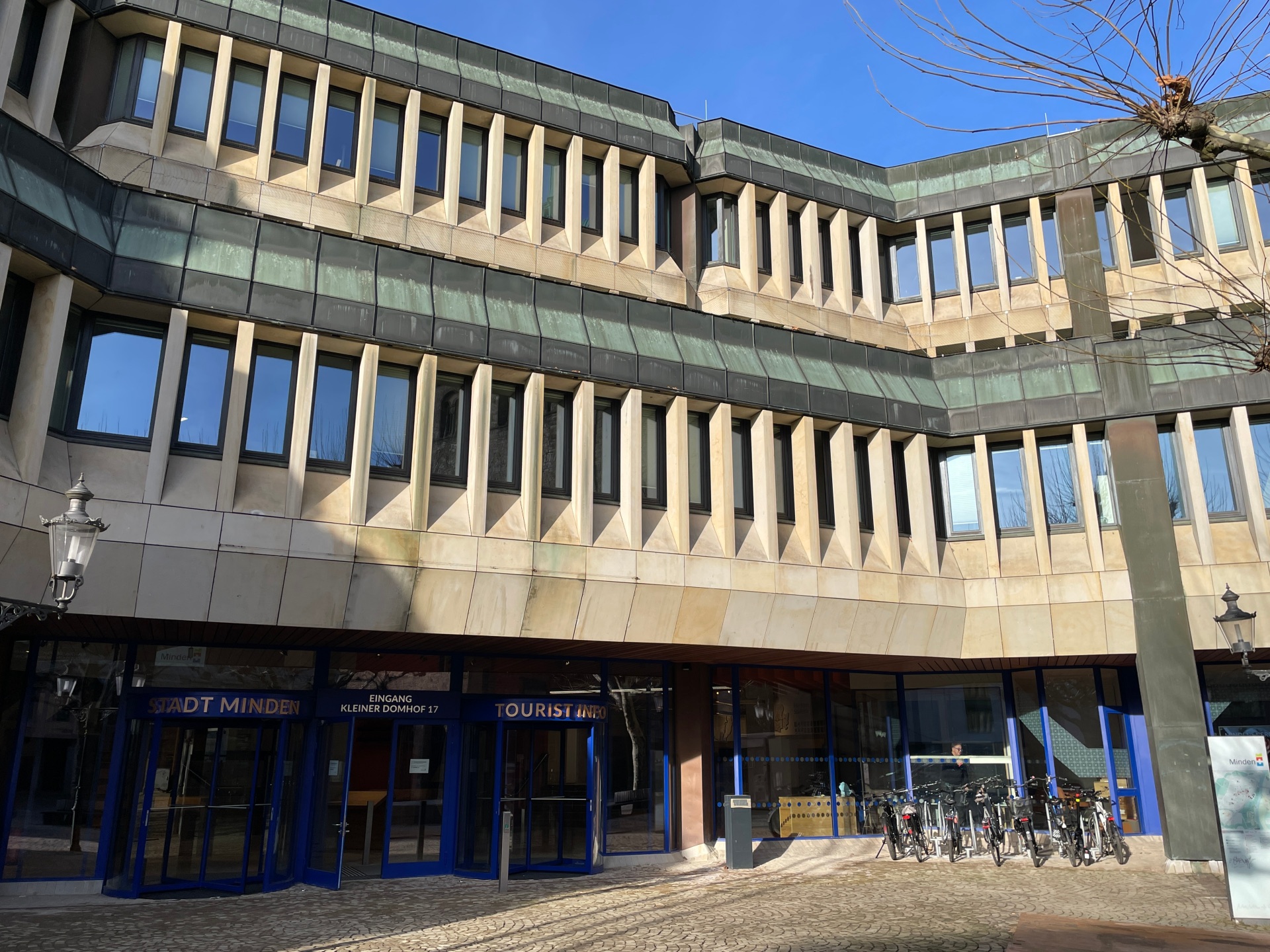 Der Haupteingang des Rathauses am Kleinen Domhof ist wieder geöffnet