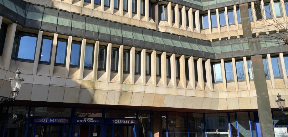 Der Haupteingang des Rathauses am Kleinen Domhof ist wieder geöffnet