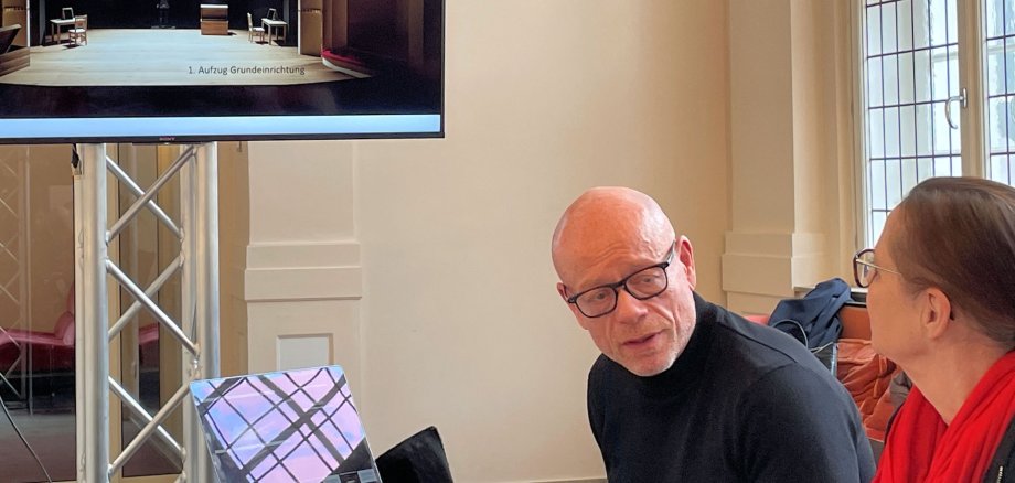 Regisseur Jakob Peters-Messer stellt die Ideen für die Inszenierung der Meistersänger vor