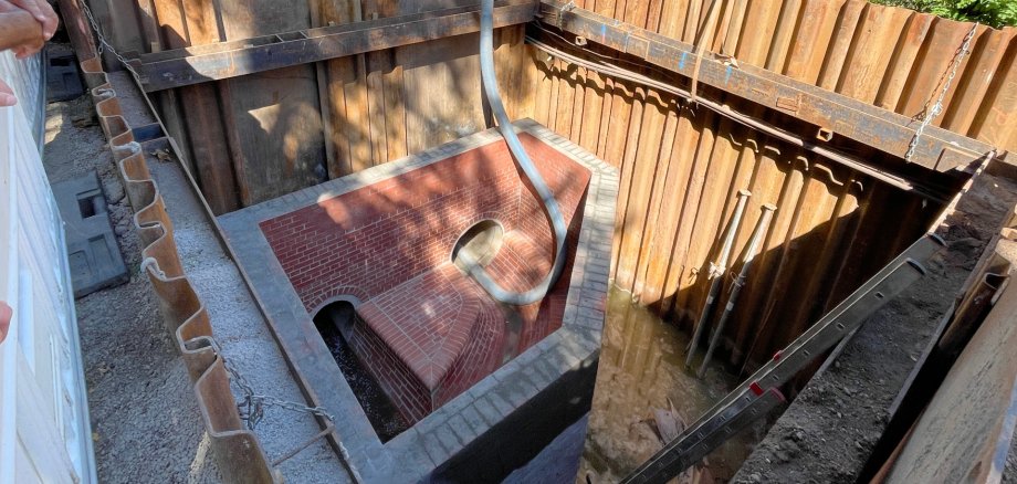Der Kanalschacht in der Kleinen Dombrede wurde gemauert