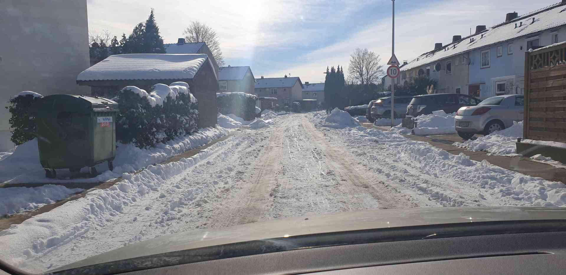 Schnee in Anwohnerstraße in Minden 