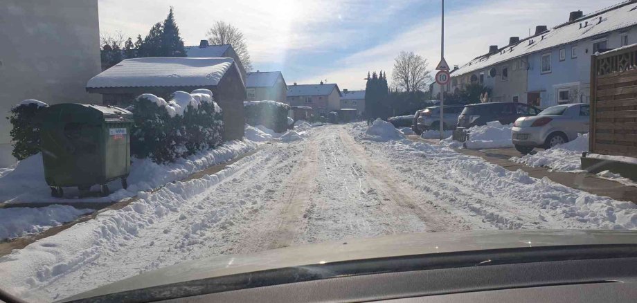 Schnee in Anwohnerstraße in Minden Schnee in Anwohnerstraße in Minden