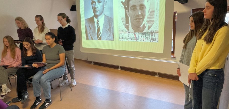 Schüler*innen des Herdergymnasiums trugen Erinnerungen von Überlebenden des Rigaer Ghettos vor Schüler*innen des Herdergymnasiums trugen Erinnerungen von Überlebenden des Rigaer Ghettos vor