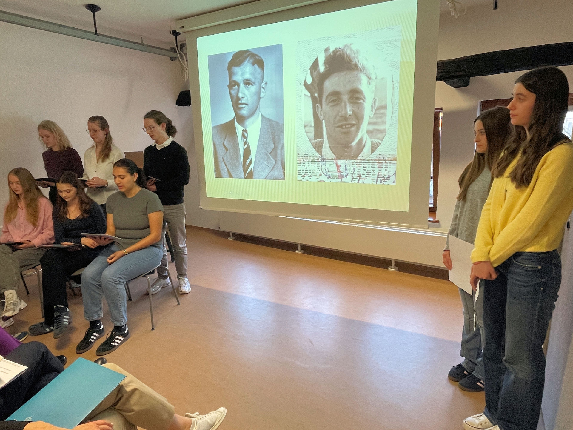 Schüler*innen des Herdergymnasiums trugen Erinnerungen von Überlebenden des Rigaer Ghettos vor