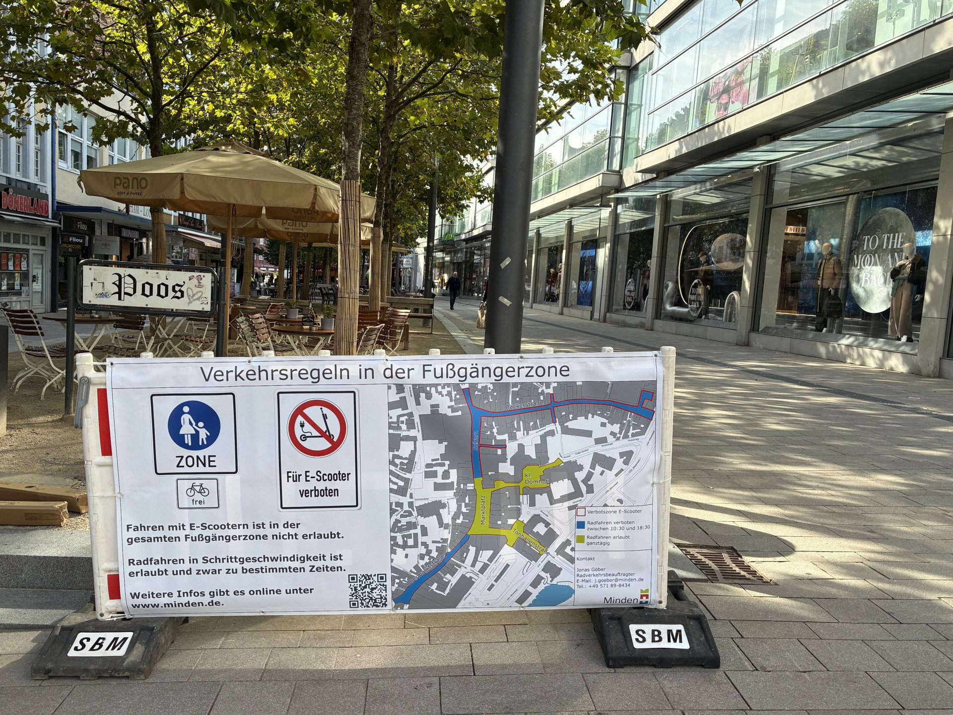 An 13 Punkten wurden am Rand der Fußgängerzone Banner aufgehängt
