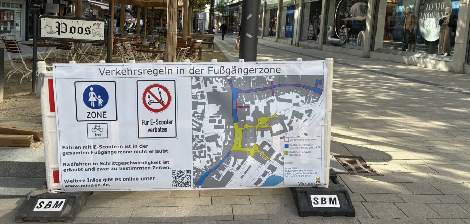 An 13 Punkten wurden am Rand der Fußgängerzone Banner aufgehängt