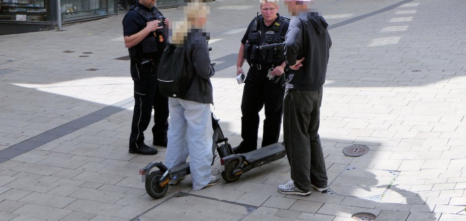 In der Fußgängerzone dürfen E-Scooter gar nicht fahren. Polizei und Ordnungsbehörde klärten auf und verwarnten Fahrer*innen.