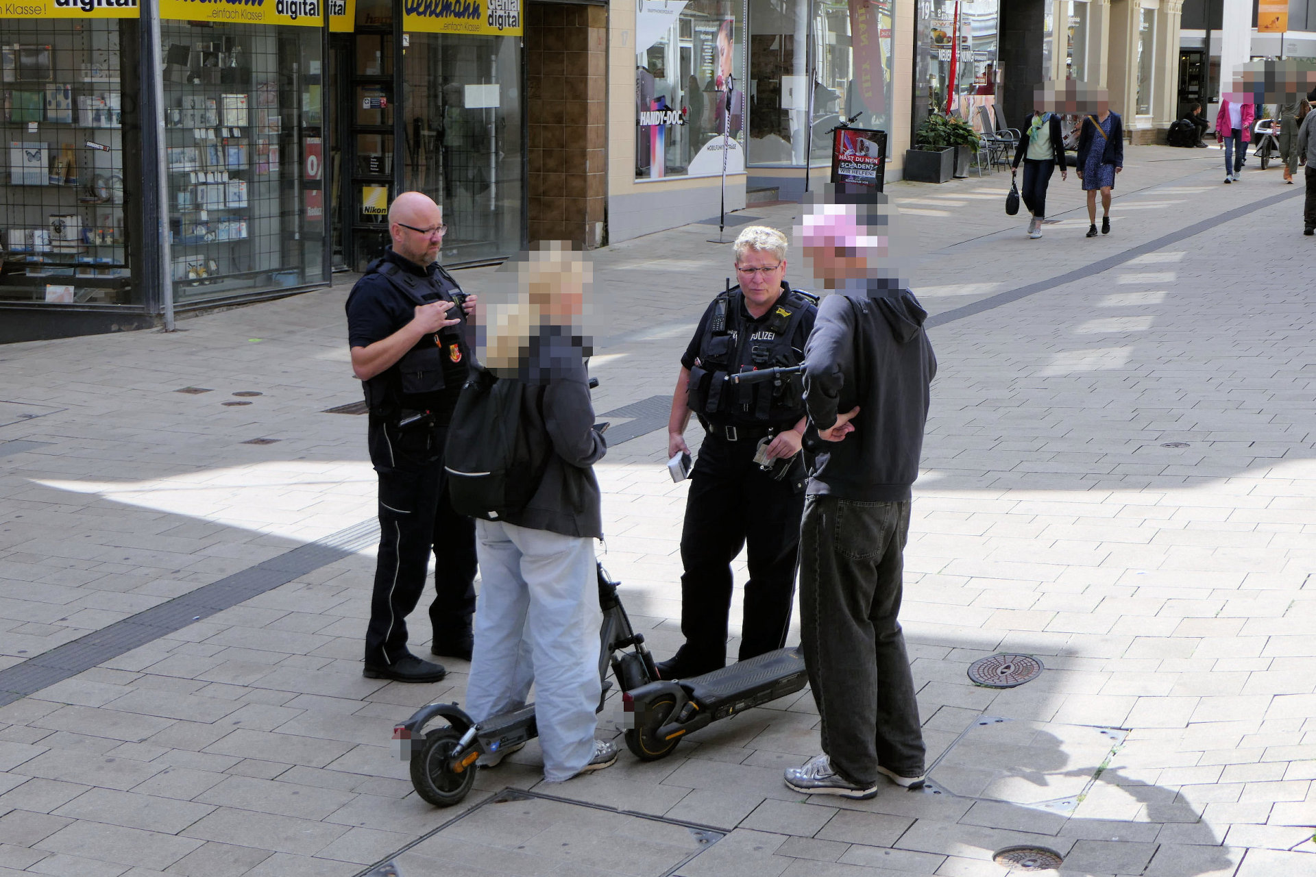 In der Fußgängerzone dürfen E-Scooter gar nicht fahren. Polizei und Ordnungsbehörde klärten auf und verwarnten Fahrer*innen. In der Fußgängerzone dürfen E-Scooter gar nicht fahren. Polizei und Ordnungsbehörde klärten auf und verwarnten Fahrer*innen.