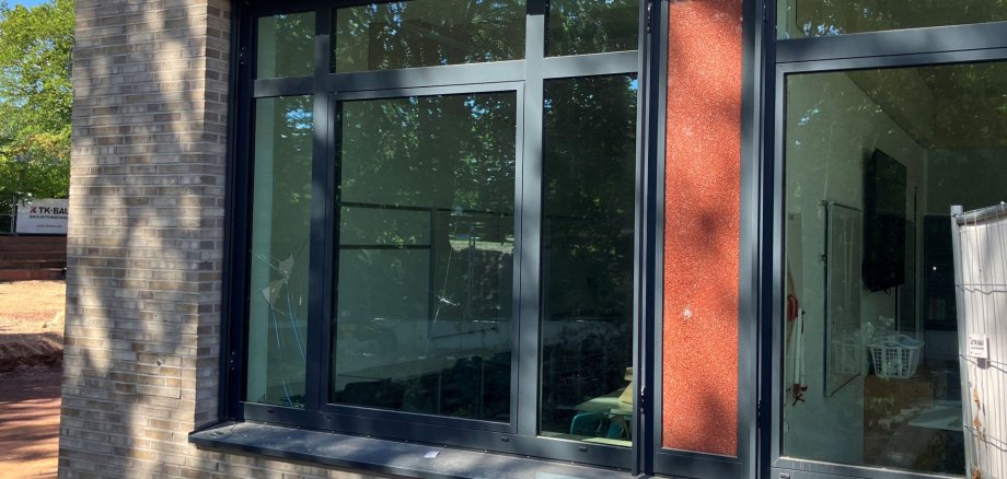 Unbekannte Täter beschädigten mehr als 50 Fensterscheiben an der Sekundarschule