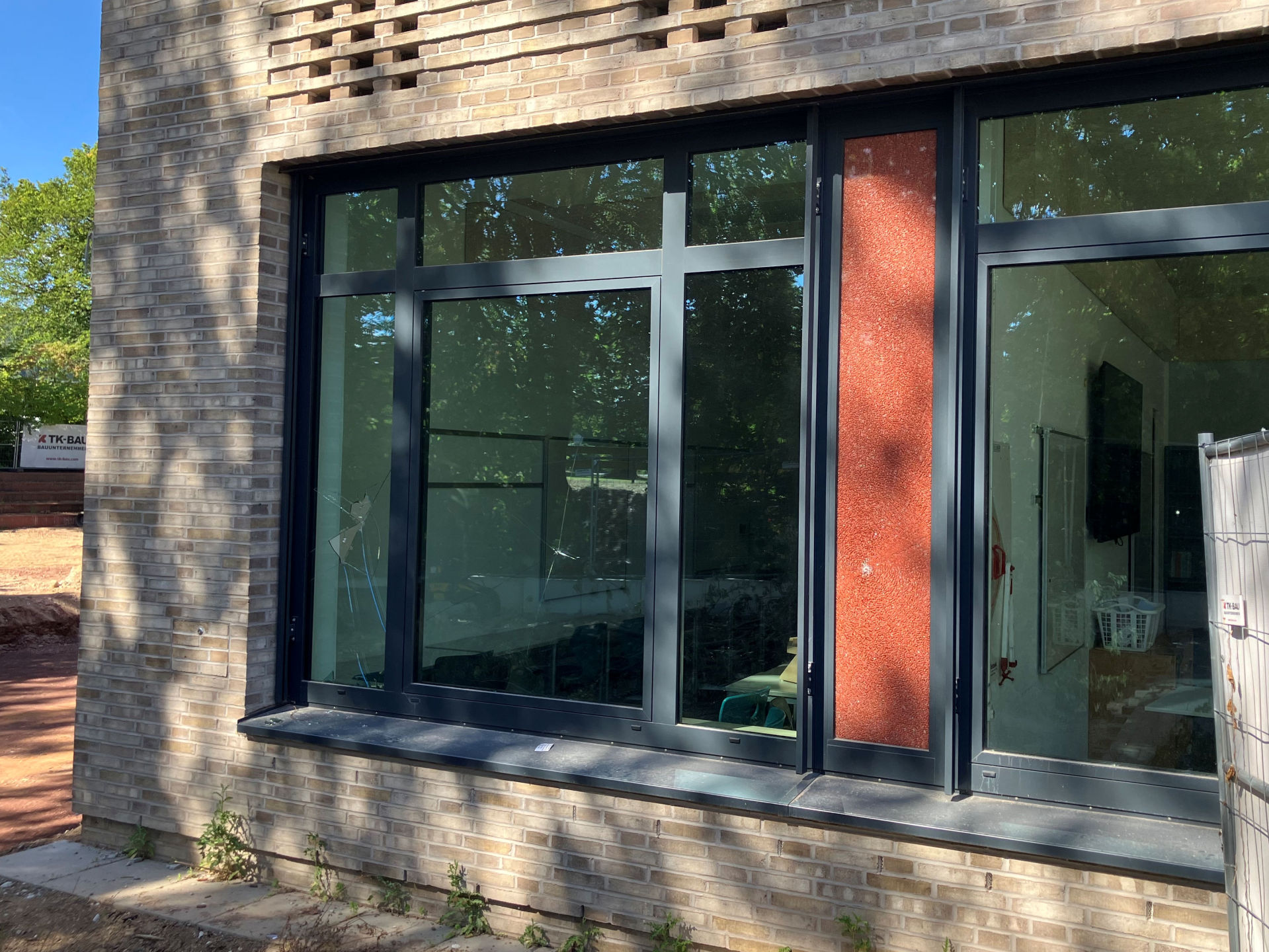 Unbekannte Täter beschädigten mehr als 50 Fensterscheiben an der Sekundarschule