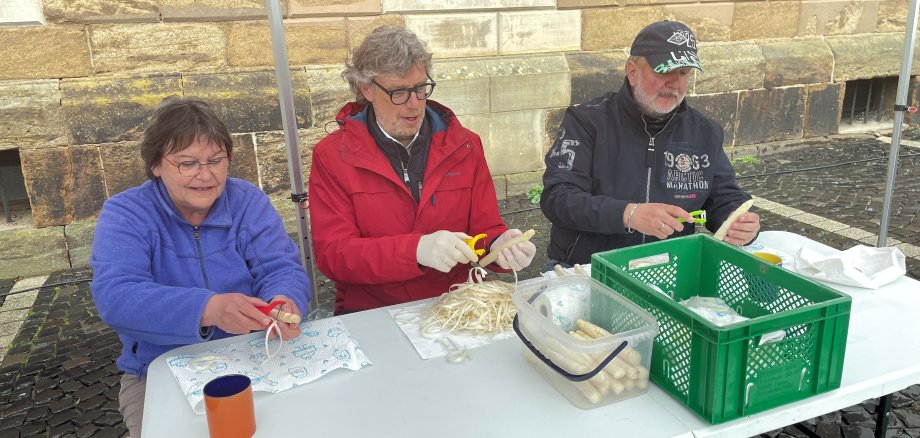 Bürgermeister Michael Jäcke und seine Stellvertreterin Renate Müller schälen Spargel Bürgermeister Michael Jäcke und seine Stellvertreterin Renate Müller schälen Spargel