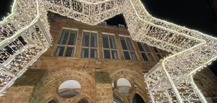 Großer Lichterstern mit Rathaus im Hintergrund