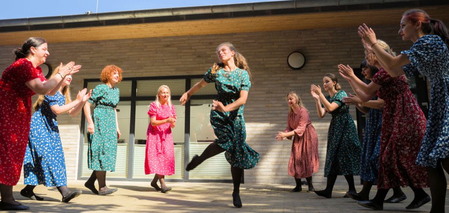 Auch eine Tanzvorführung gehörte zum Programm des Sommerfestes am Begegnungszentrum Auch eine Tanzvorführung gehörte zum Programm des Sommerfestes am Begegnungszentrum