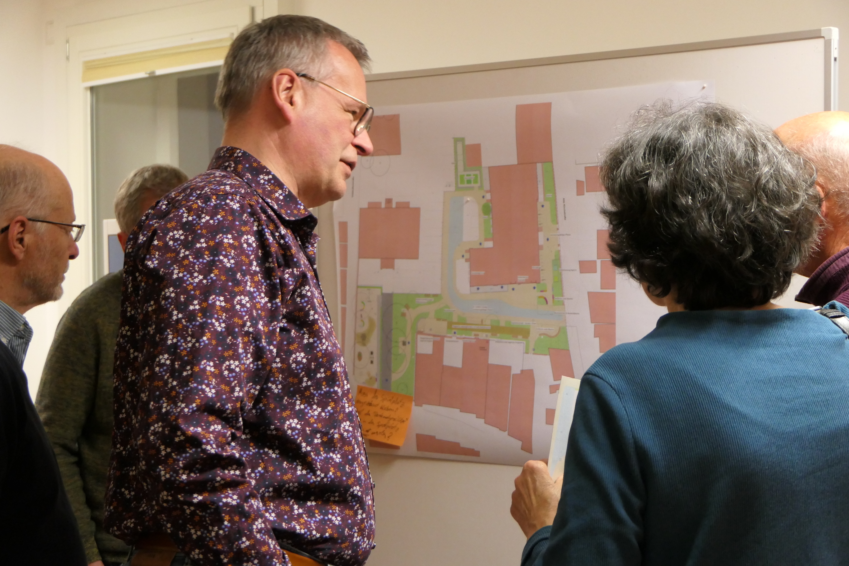 Teilnehmende tauschen sich aus