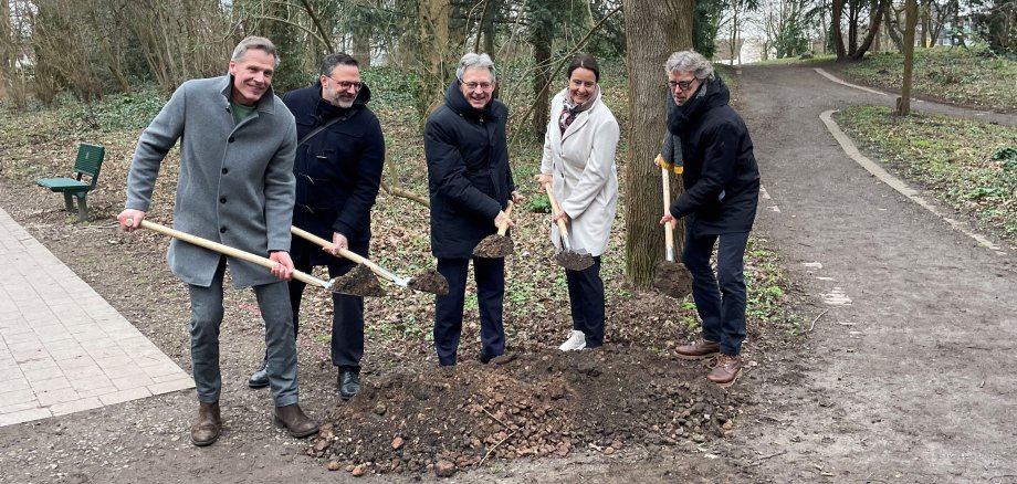 Zum Auftakt der Baumaßnahmen im Glacis gab es einen ersten Spatenstich
