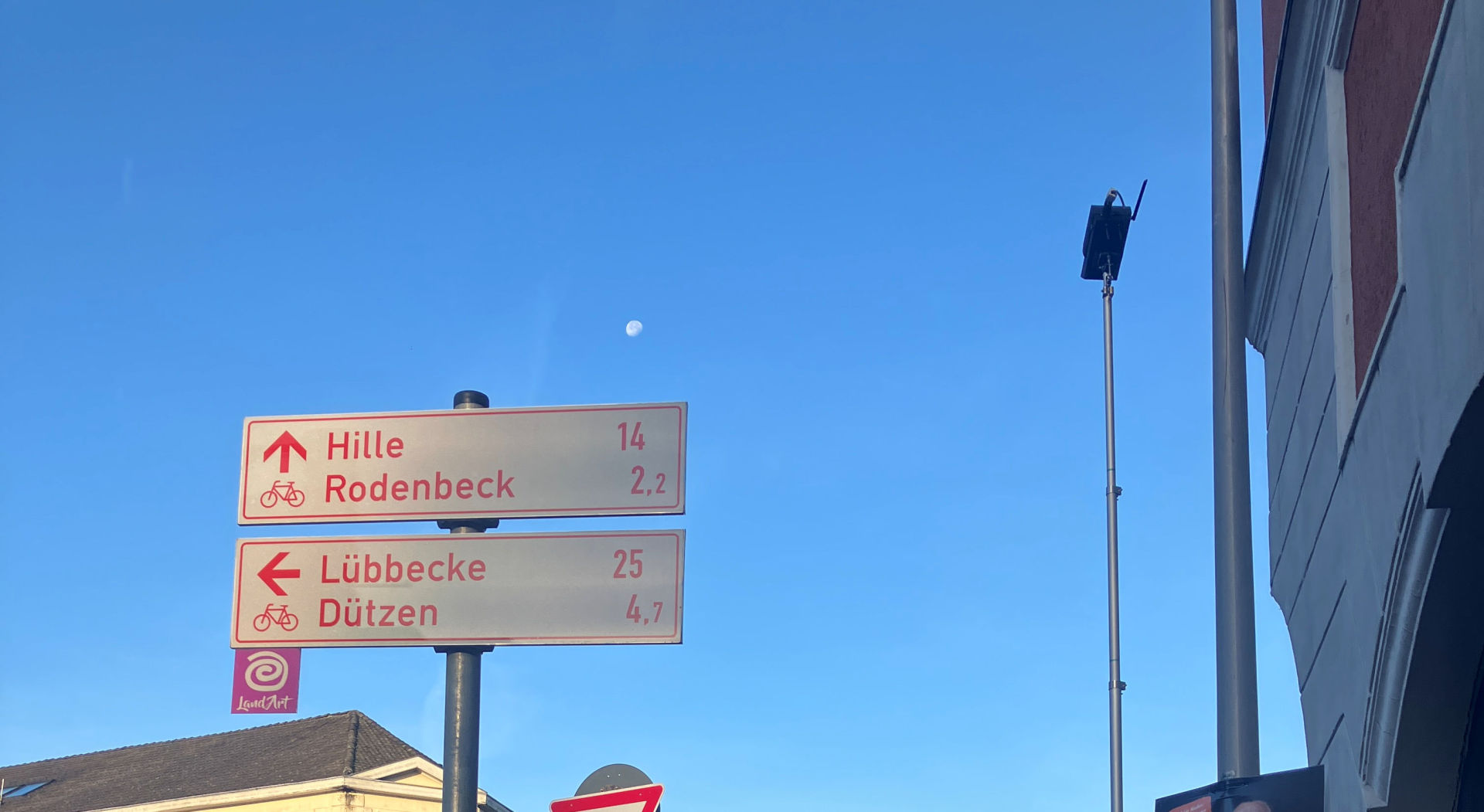 In luftiger Höhe hängt das Verkehrszählgerät an einer Kreuzung