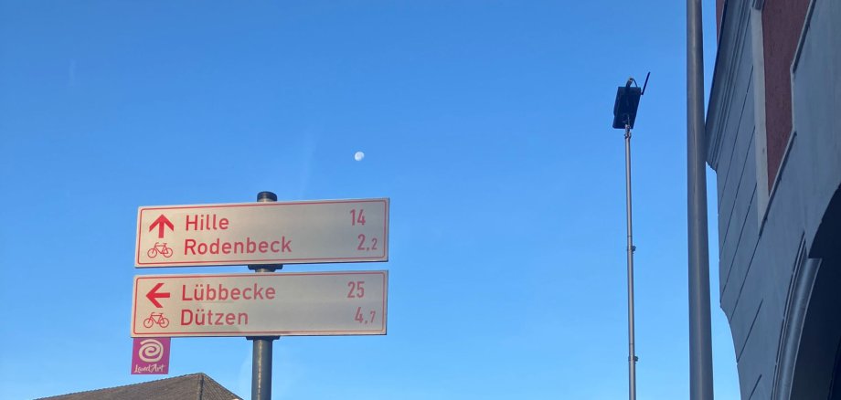 In luftiger Höhe hängt das Verkehrszählgerät an einer Kreuzung In luftiger Höhe hängt das Verkehrszählgerät an einer Kreuzung