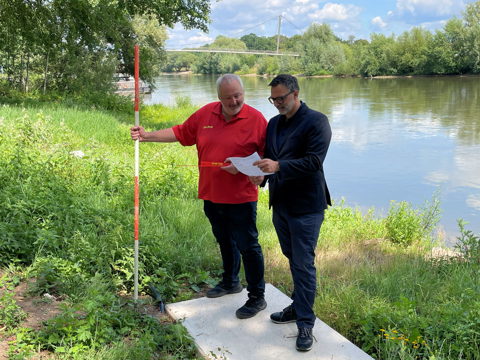 An der Weser soll ein neuer Schwimmsteg entstehen . Auf dem Foto: DRLG-Vorsitzender Volker Zoerb und Beigeordneter Lars Bursian An der Weser soll ein neuer Schwimmsteg entstehen . Auf dem Foto: DRLG-Vorsitzender Volker Zoerb und Beigeordneter Lars Bursian