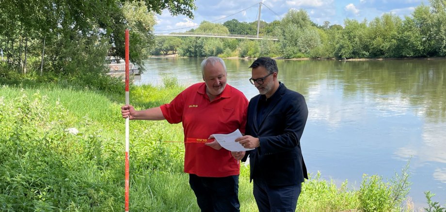 An der Weser soll ein neuer Schwimmsteg entstehen . Auf dem Foto: DRLG-Vorsitzender Volker Zoerb und Beigeordneter Lars Bursian