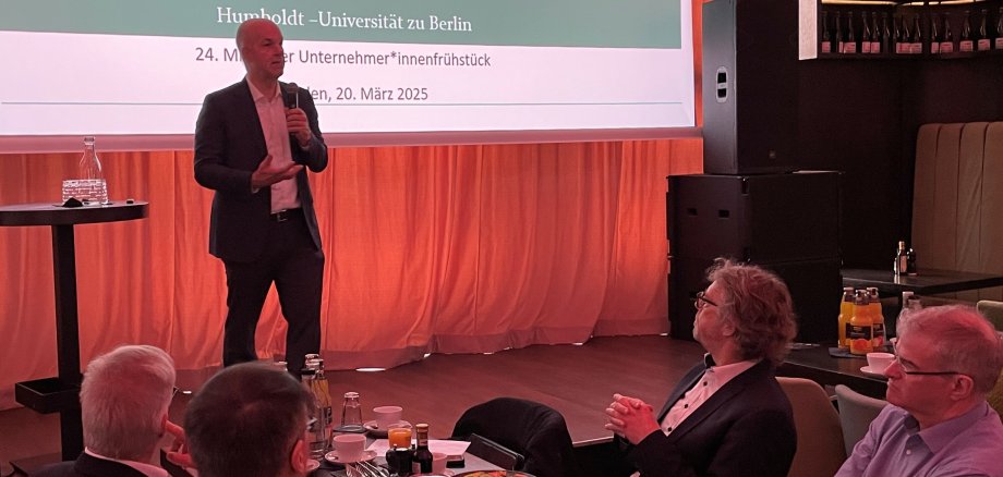 DIW-Präsident Marcel Fratzscher sprach vor rund 80 Gästen des Unternehmer*innen-Frühstücks