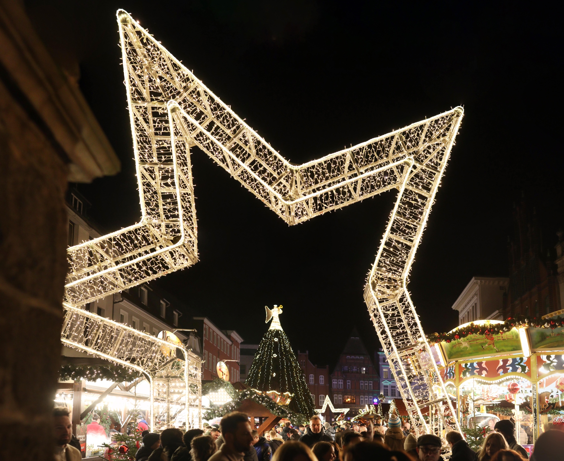 Ein großer Stern ist der Eingang des Weihnachtsmarktdorfes auf dem Markt