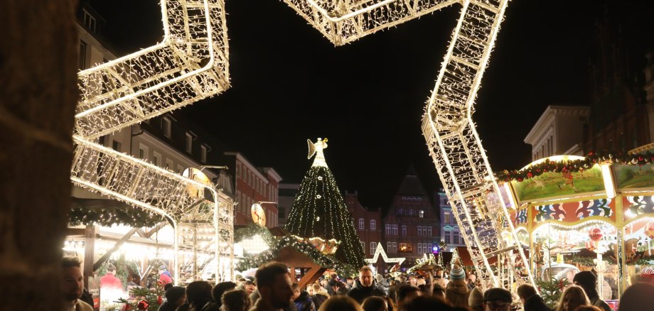 Ein großer Stern ist der Eingang des Weihnachtsmarktdorfes auf dem Markt Ein großer Stern ist der Eingang des Weihnachtsmarktdorfes auf dem Markt