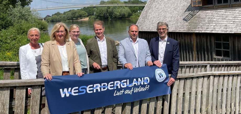 Vertreter*innen der Stadt Minden, der Minden Marketing GmbH und des Weserbergland Tourismus e.V. freuen sich über die neue Mitgliedschaft der Stadt Minden beim Weserbergland Tourismus e.V..