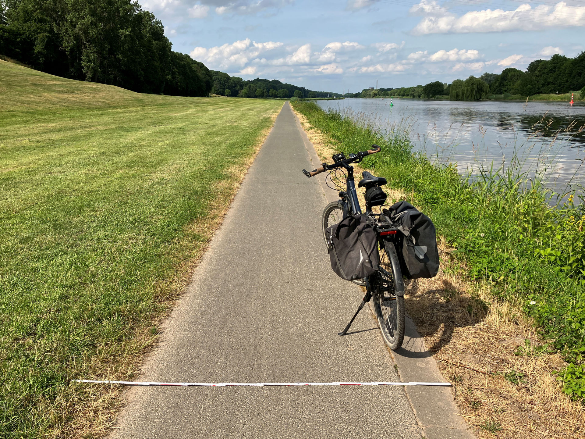 Im Durchschnitt ist der Weserradweg auf diesem Abschnitt im Norden von Minden nur rund 1,70 Meter breit