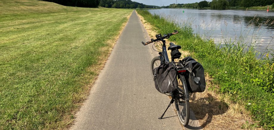 Im Durchschnitt ist der Weserradweg auf diesem Abschnitt im Norden von Minden nur rund 1,70 Meter breit