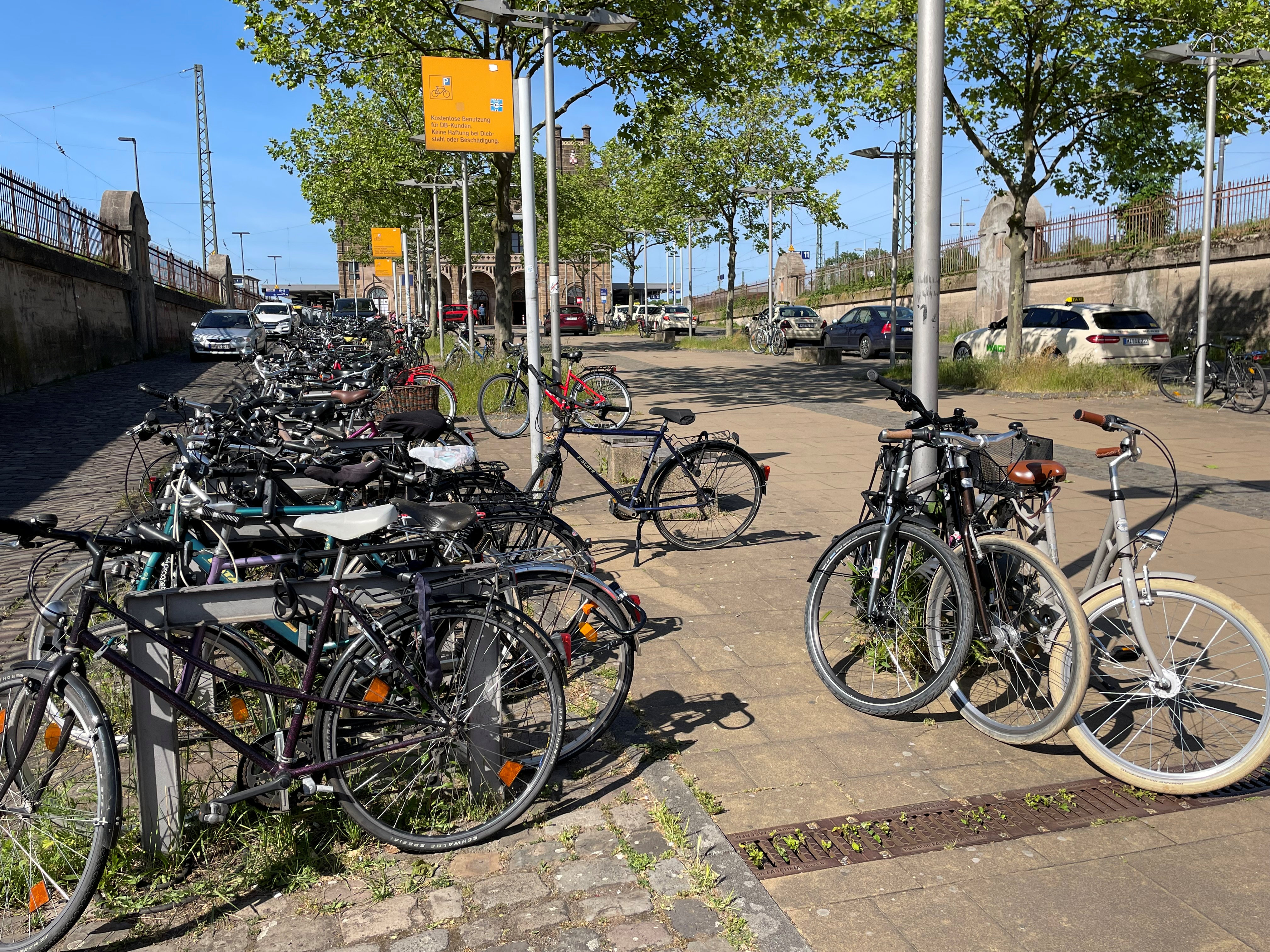 Wild werden oft die Fahrräder vor dem Bahnhof geparkt - die Stadt will neue Abstellmöglichkeiten schaffen Wild werden oft die Fahrräder vor dem Bahnhof geparkt - die Stadt will neue Abstellmöglichkeiten schaffen