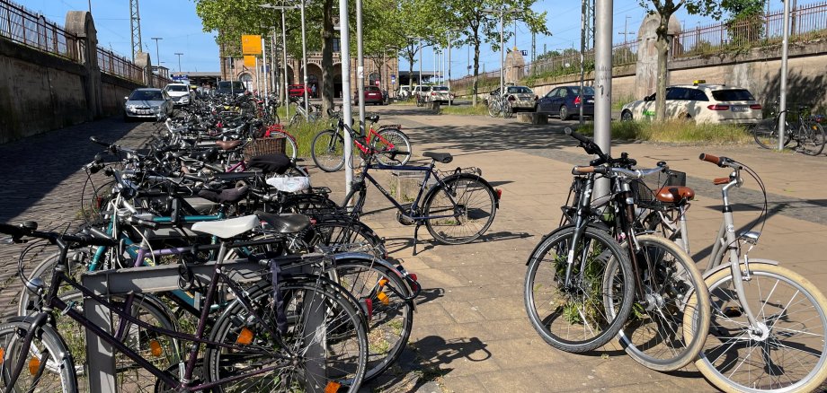 Wild werden oft die Fahrräder vor dem Bahnhof geparkt - die Stadt will neue Abstellmöglichkeiten schaffen