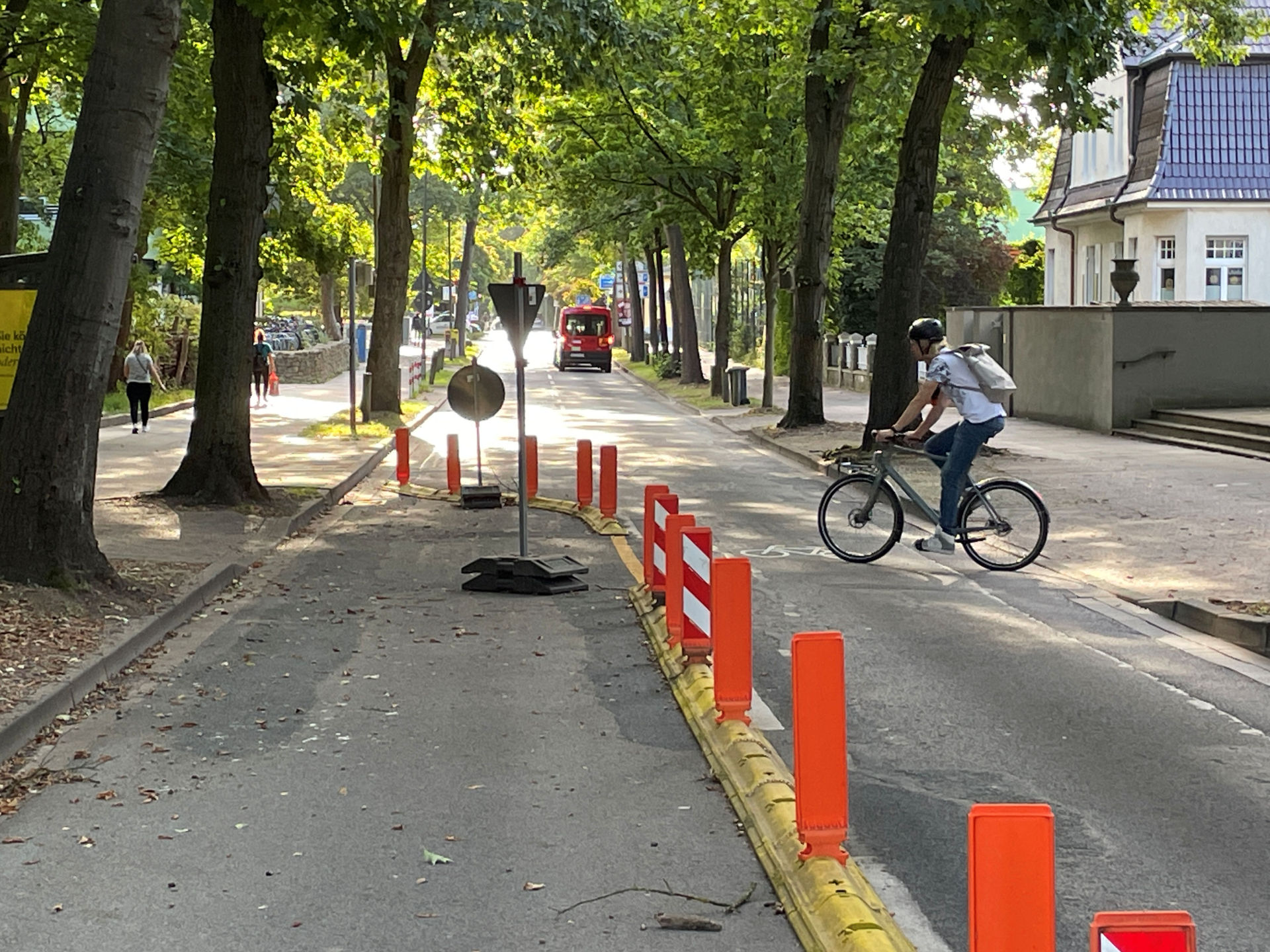 Radfahrende sollen die Straße sicher überqueren können Radfahrende sollen die Straße sicher überqueren können
