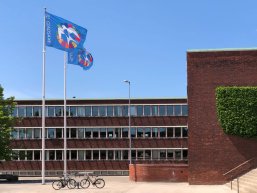 Fahnen vor der Town Hall in Mindens Partnerstadt Gladsaxe in Dänemark Fahnen vor der Town Hall in Mindens Partnerstadt Gladsaxe in Dänemark
