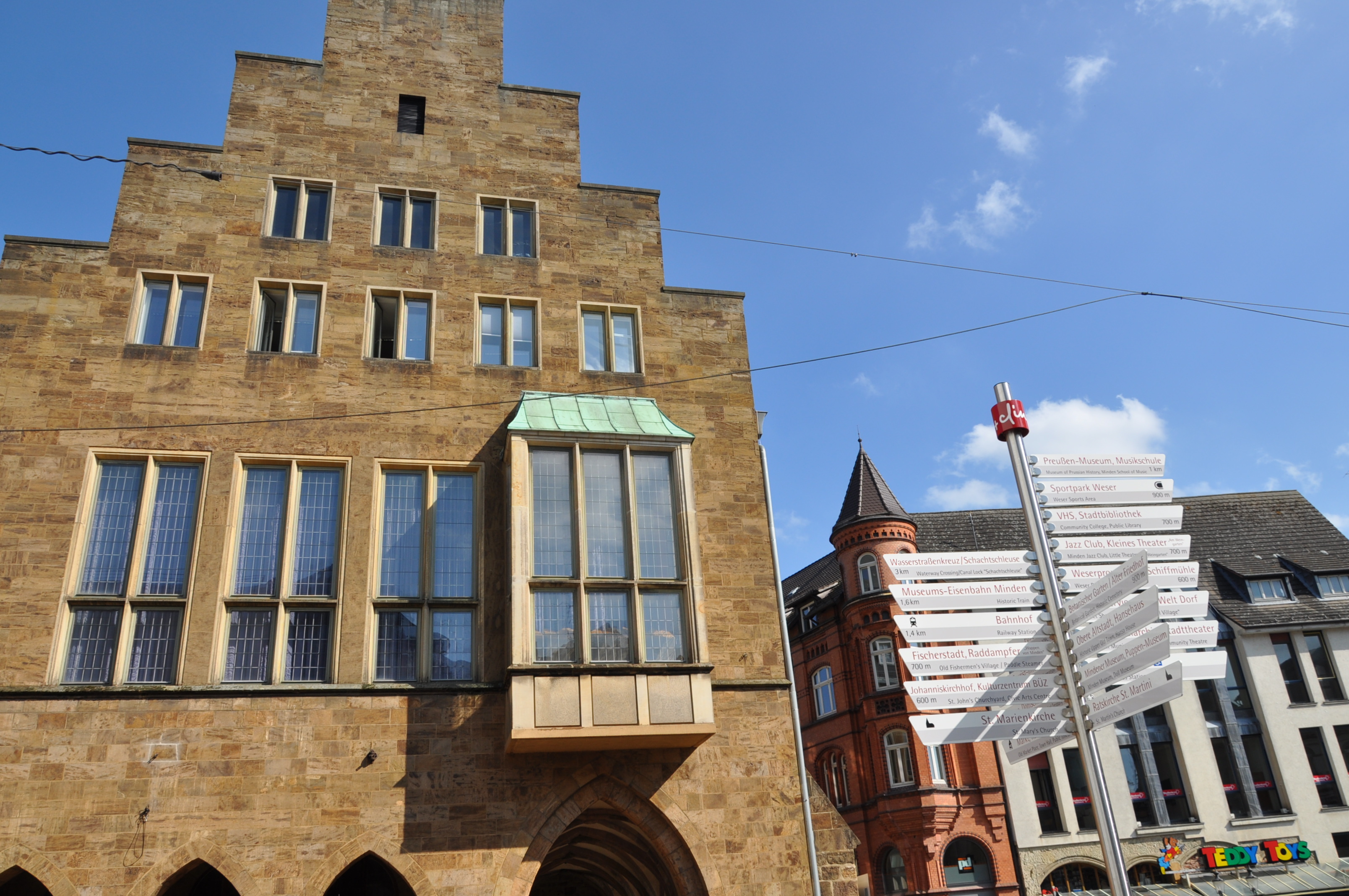 Rathaus mit touristischer Beschilderung 