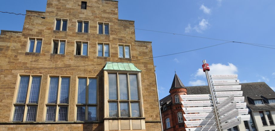 Rathaus mit touristischer Beschilderung 