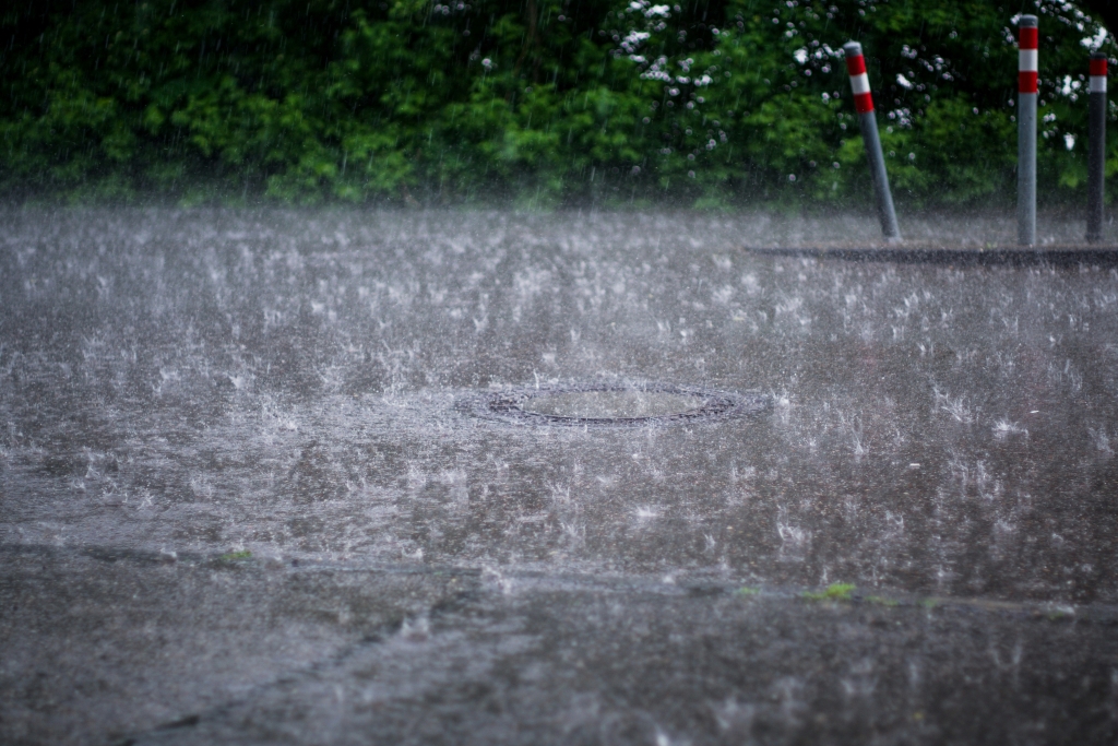 Große Regenmenge auf der Straße Große Regenmenge auf der Straße