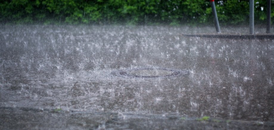 Große Regenmenge auf der Straße Große Regenmenge auf der Straße