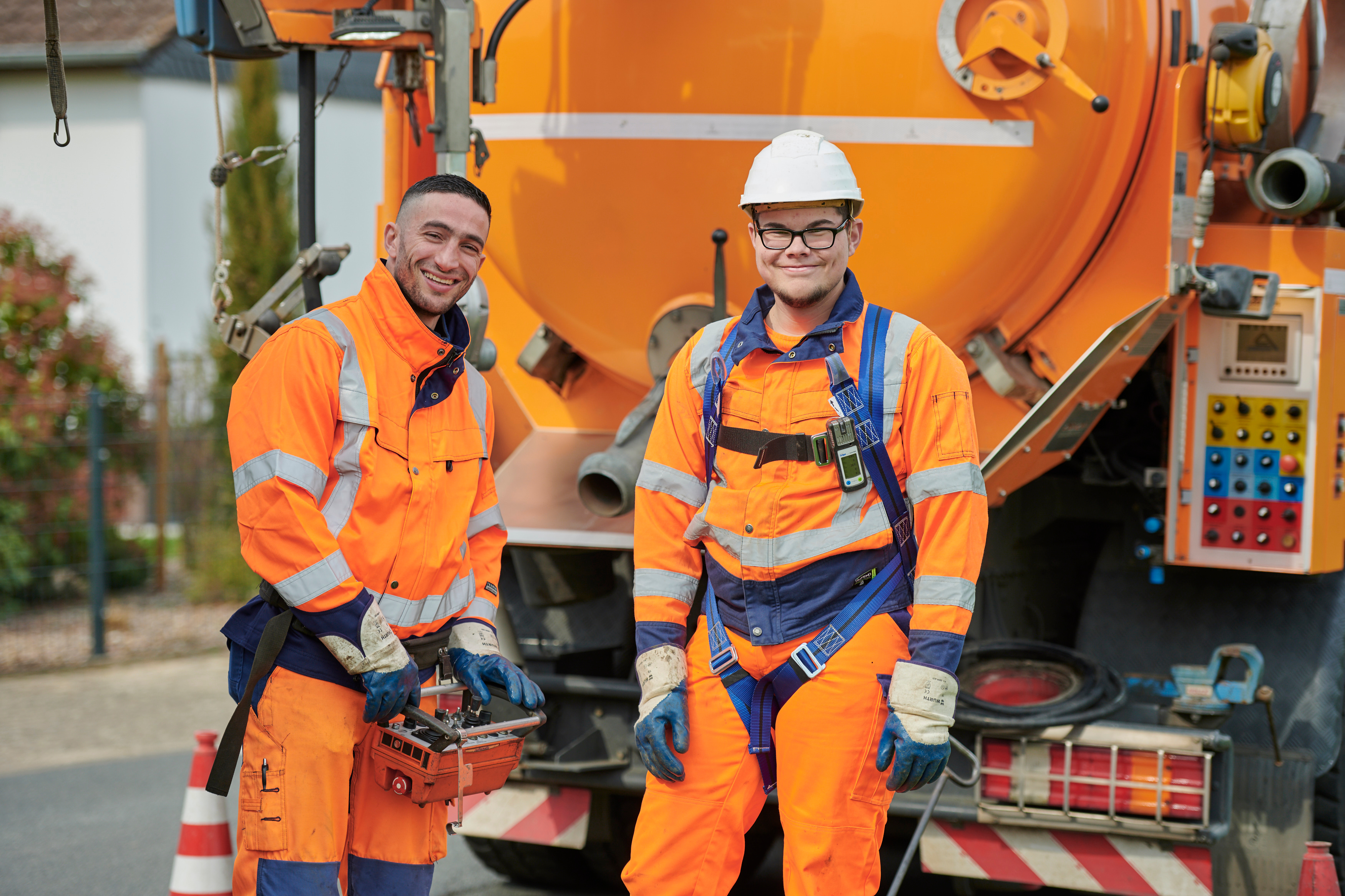 Zwei Mitarbeiter der Städtischen Betriebe