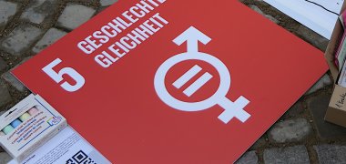 Ein Schild mit dem Logo zum UN-Nachhaltigkeitsziel Geschlechtergleichheit 