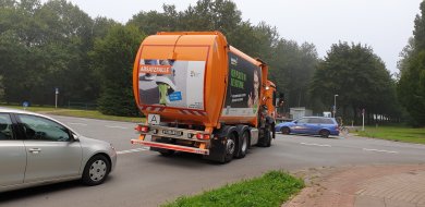 Seitenlader unterwegs Ein Fahrzeug der städtischen Betriebe
