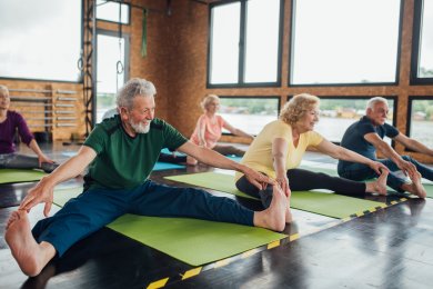 Senior_innen beim Sport Eine Gruppe Senior_innen in einem Yoga-Kurs