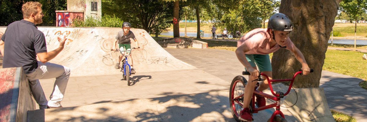 Kinder mit BMX im Skatepark
