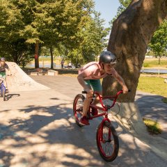 Kinder mit BMX im Skatepark