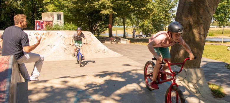 Kinder mit BMX im Skatepark