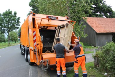 Mitarbetier der städtischen Betriebe holen Sperrmüll ab