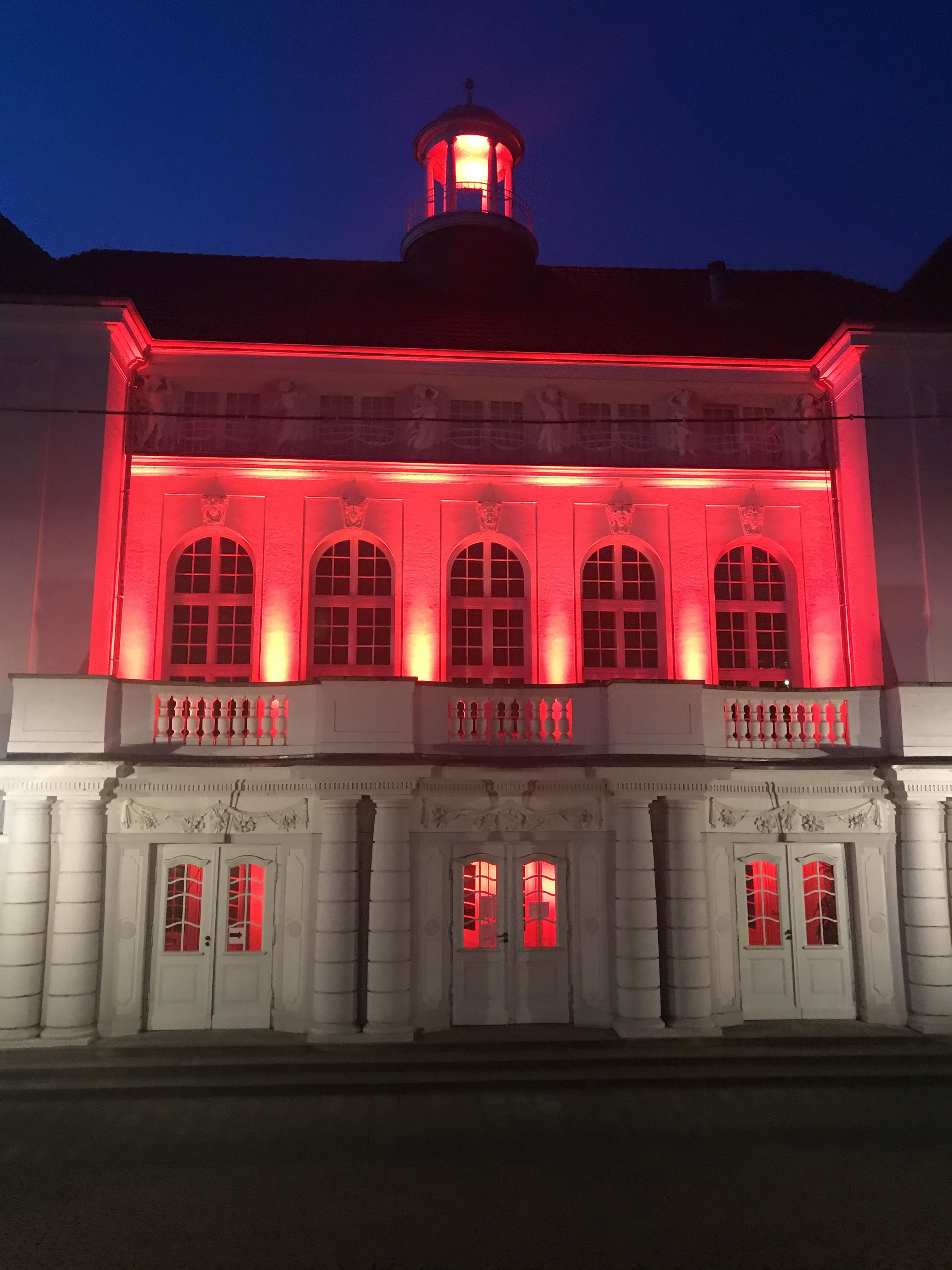 Stadttheater Minden mit roter Außenbeleuchtung